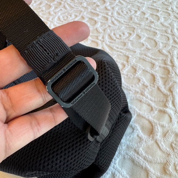 Lululemon Fast Track Convertible Bag Black Mesh - Picture 8 of 14